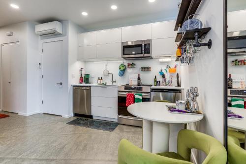 1 Mi to Downtown Sacramento WFH-Friendly Studio!