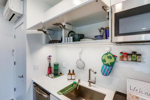 1 Mi to Downtown Sacramento WFH-Friendly Studio!