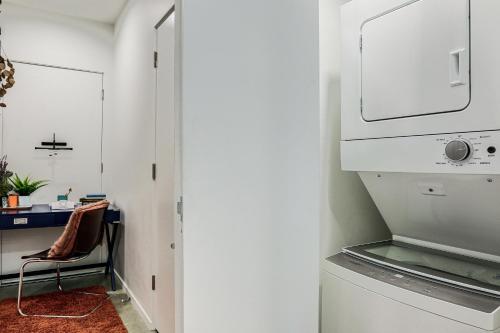 1 Mi to Downtown Sacramento WFH-Friendly Studio!