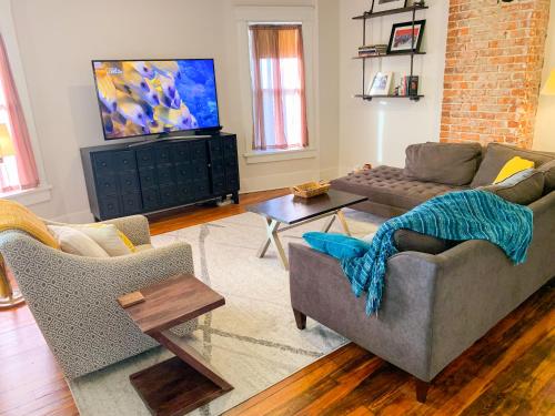 East Nashville upstairs apartment, one queen BR, 2 twin BR, in Five Points, close to downtown in Nashville, USA