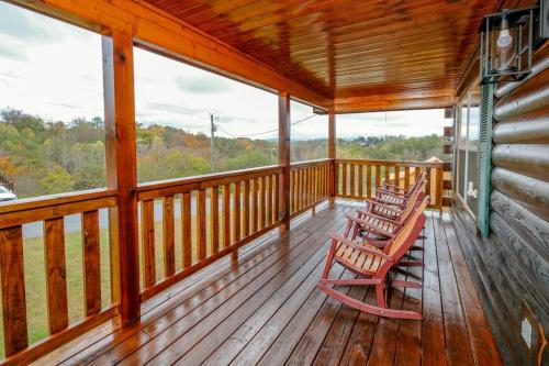 Eagles View 3 king br 3 bath no step entrance hot tub Wi-Fi game room peaceful deck griddle - image 8