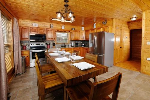 Eagles View 3 king br 3 bath no step entrance hot tub Wi-Fi game room peaceful deck griddle - image 2