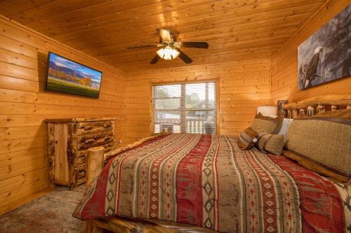 Eagles View 3 king br 3 bath no step entrance hot tub Wi-Fi game room peaceful deck griddle - image 9