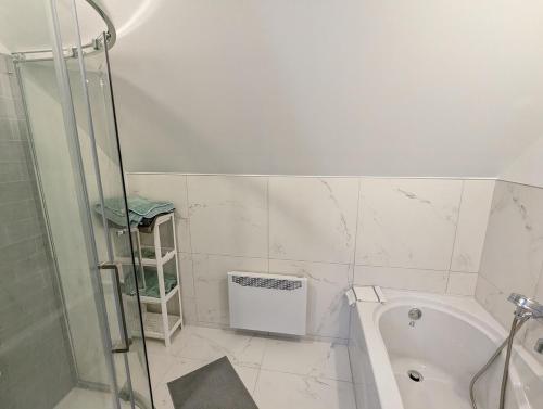 Impeccable, modern, river view, renovated cottage, Laval (photo 9)