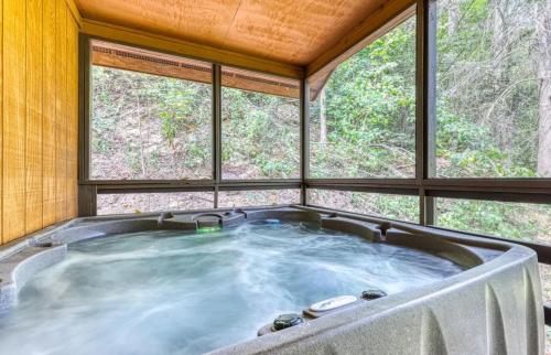 Sleepy Hollow, FREE Dollywood ticket & more, secluded 2BR2BA, game loft, hot tub, covered porch in Oldham (TN)