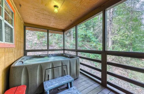 Sleepy Hollow, FREE Dollywood ticket & more, secluded 2BR2BA, game loft, hot tub, covered porch in Oldham (TN)