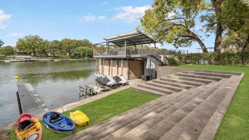 Lubinberry Lakeside Waterfront Home Hot Tub Boat Slip Jet Ski Lift in Burnet, USA
