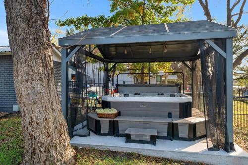 Lubinberry Lakeside Waterfront Home Hot Tub Boat Slip Jet Ski Lift in Burnet, USA