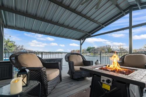Lubinberry Lakeside Waterfront Home Hot Tub Boat Slip Jet Ski Lift in Burnet, USA