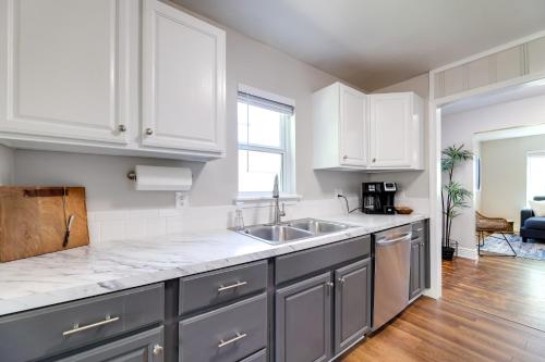 Fayetteville Retreat with Yard - Walk to Campus! in 費耶特維爾