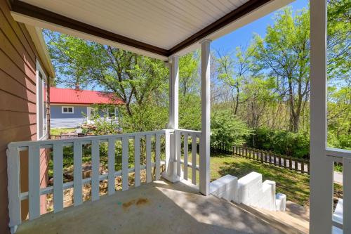 Fayetteville Retreat with Yard - Walk to Campus! in 費耶特維爾