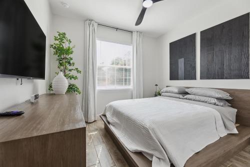 Modern 5BR Getaway, PS5 & Board Games - Port St. Lucie, Florida in Carlton, USA