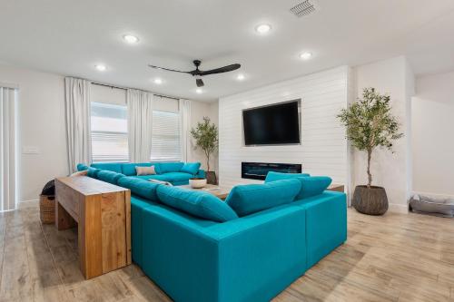Modern 5BR Getaway, PS5 & Board Games - Port St. Lucie, Florida in Carlton, USA