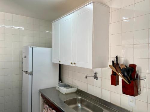 kuhinja, Casa com piscina a 4 minutos da praia de Geribá (Casa com piscina a 4 minutos da praia de Geriba) in jezero Geriba