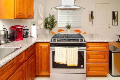 Up to 20% off weekly stay 3BR 2.5 miles to airport in Ontario, USA