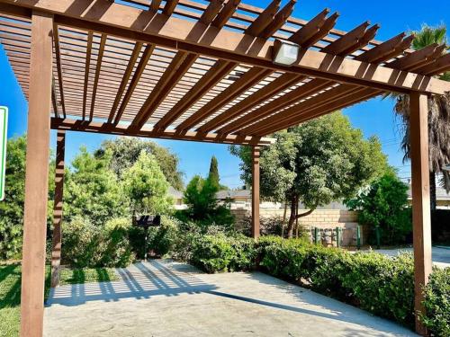 Up to 20% off weekly stay 3BR 2.5 miles to airport in Ontario, USA