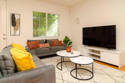 Up to 20% off weekly stay 3BR 2.5 miles to airport in Ontario, USA