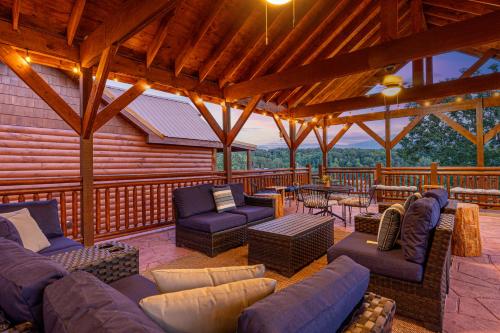 Papa Bears Mountain Lodge-amazing gametheater room, indoor year-round pool, great location, Wi-Fi in Sevierville, USA