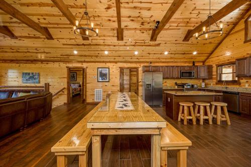 Papa Bears Mountain Lodge-amazing gametheater room, indoor year-round pool, great location, Wi-Fi in Sevierville, USA