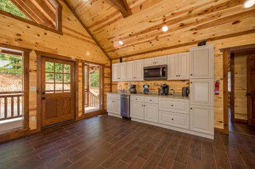 Papa Bears Mountain Lodge-amazing gametheater room, indoor year-round pool, great location, Wi-Fi in Sevierville, USA