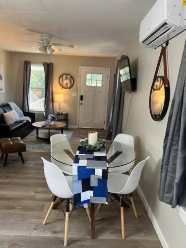 Cozy 1bed 1bath house. Short walk to the Square in Covington, USA