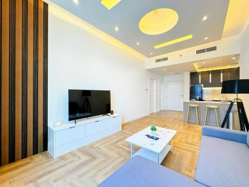 Modern 1-BR with Gym & Pool near Dubai Marina - image 9
