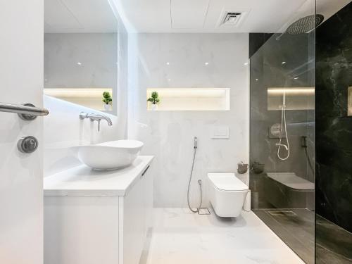 Modern 1-BR with Gym & Pool near Dubai Marina - main image