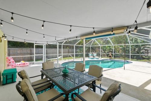 Jenson Beach 4bd 2ba home with Heated Pool