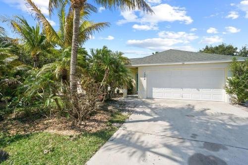 Jenson Beach 4bd 2ba home with Heated Pool