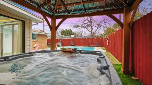 5BR 2B with Pool Fire Pit & Jacuzzi - 11 Guests