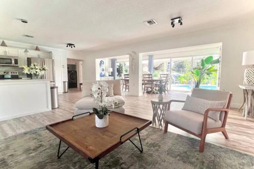 Waterfront Tropical Oasis, Htd Pool-HotTub-Kayaks - Tap to explore photos