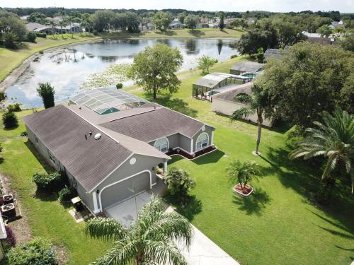 516 - Pondside Paradise in Davenport, USA