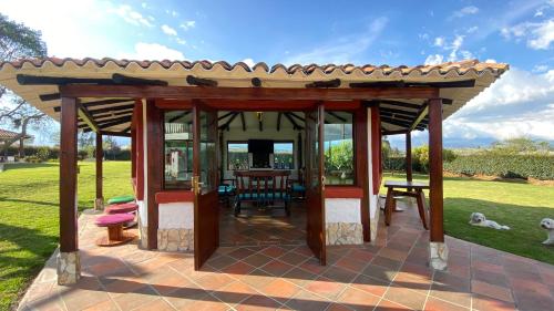 sala de TV, Villa Mariana - Casa Campestre Privada - Hasta 16 Personas in Canocas