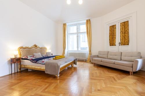 Royal Apartment by Charles Bridge view of Saint Nicholas Church, Praha (fotografie 2)