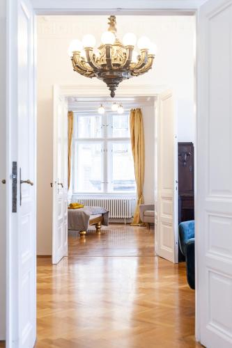 Royal Apartment by Charles Bridge view of Saint Nicholas Church, Praha (fotografie 8)