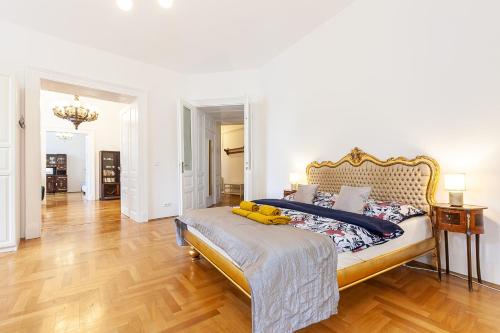 Royal Apartment by Charles Bridge view of Saint Nicholas Church, Praha (fotografie 3)