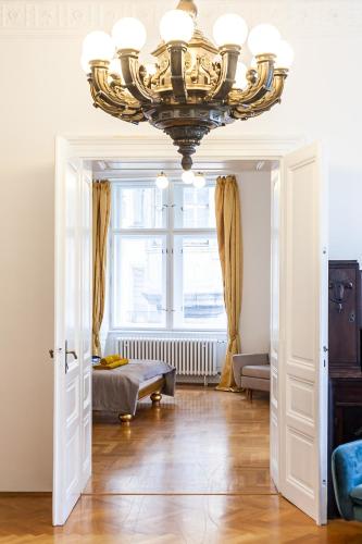 Royal Apartment by Charles Bridge view of Saint Nicholas Church, Praha (fotografie 7)