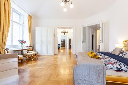 Royal Apartment by Charles Bridge view of Saint Nicholas Church, Praha (fotografie 6)