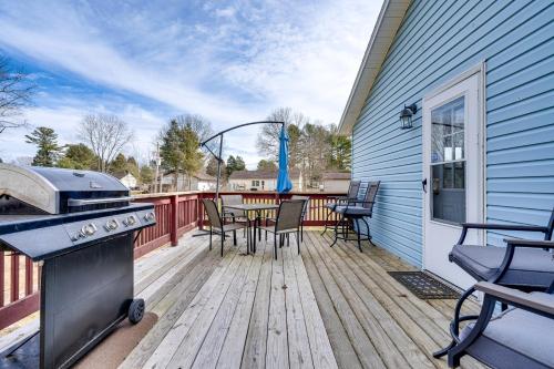 Renovated Family House Game Room, Deck and Hot Tub!