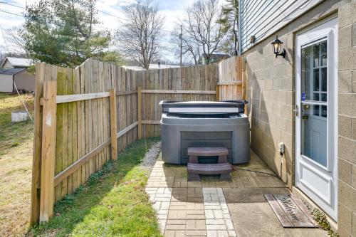 Renovated Family House Game Room, Deck and Hot Tub!