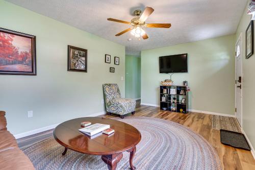 Renovated Family House Game Room, Deck and Hot Tub!