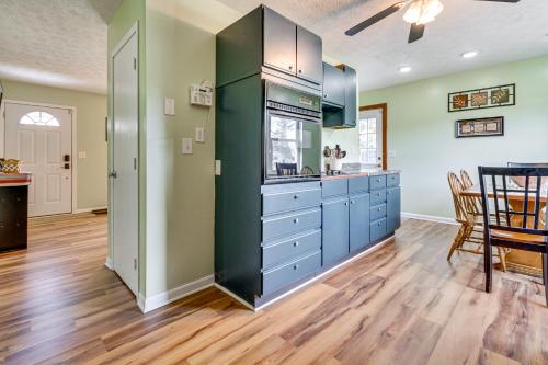 Renovated Family House Game Room, Deck and Hot Tub!