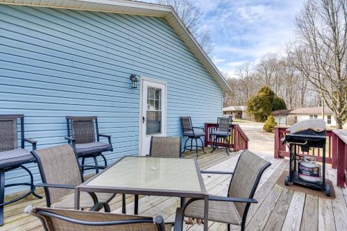 Renovated Family House Game Room, Deck and Hot Tub!