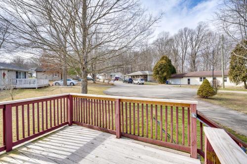 Renovated Family House Game Room, Deck and Hot Tub!