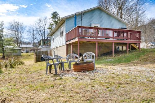 Renovated Family House Game Room, Deck and Hot Tub!