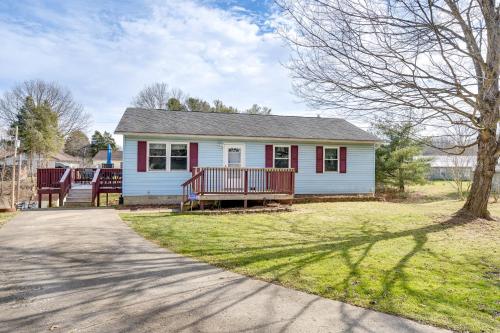 Renovated Family House Game Room, Deck and Hot Tub!