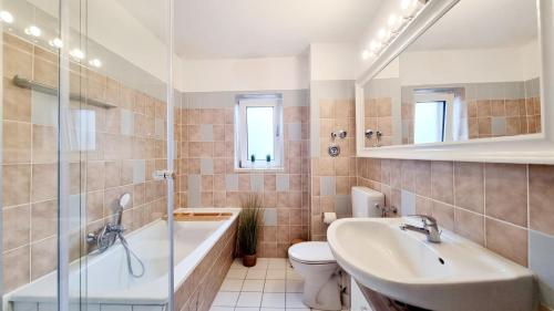 Zuhanyzó, 135m²-Apartment I max. 8 Gäste I Zentral I Küche I Balkon I Parken I WLAN (135m²-Apartment I max. 8 Gaste I Zentral I Kuche I Balkon I Parken I WLAN) in Lünen