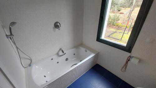 Vannas istaba, La Lumbre: encanto con piscina todo el año (La Lumbre: encanto con piscina todo el ano) in Castillejo de Mesleón