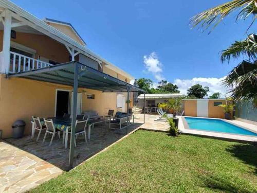 Propriete d'une chambre avec piscine partagee et wifi a Gourbeyre a 8 km de la plage