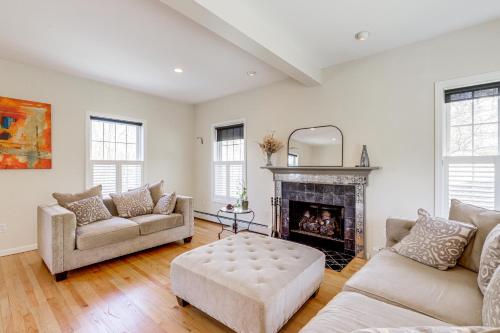Mystic Retreat with Patio and Grill Walk to River! in Mystic, USA